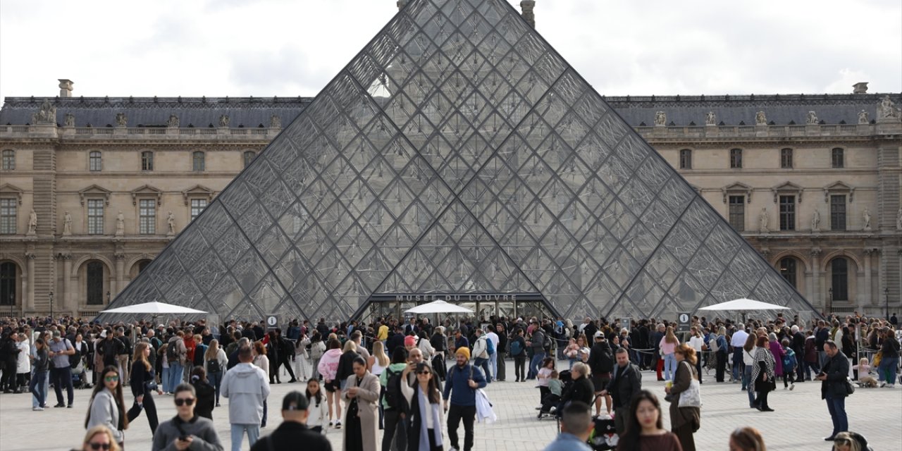 Fransa'da Soygunun Yaşandığı Louvre Müzesi'nin Müdürü İstifasını Sundu