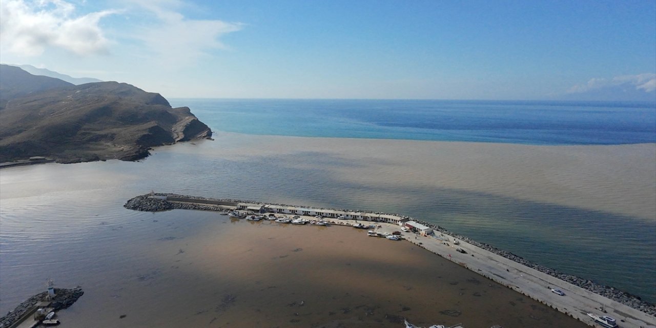 Gökçeada'da Kuvvetli Sağanak Nedeniyle Denizin Rengi Değişti