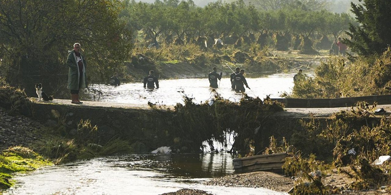 İzmir Foça'da Selde Kaybolan Kişiyi Arama Çalışmaları Sürüyor