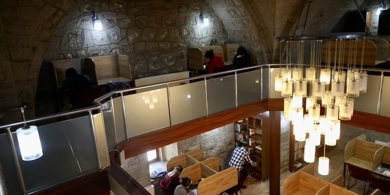 Tarihi Zağnos Burcu'ndaki Kütüphane 29 Yıldır Sessiz Ortamıyla Öğrencileri Ağırlıyor