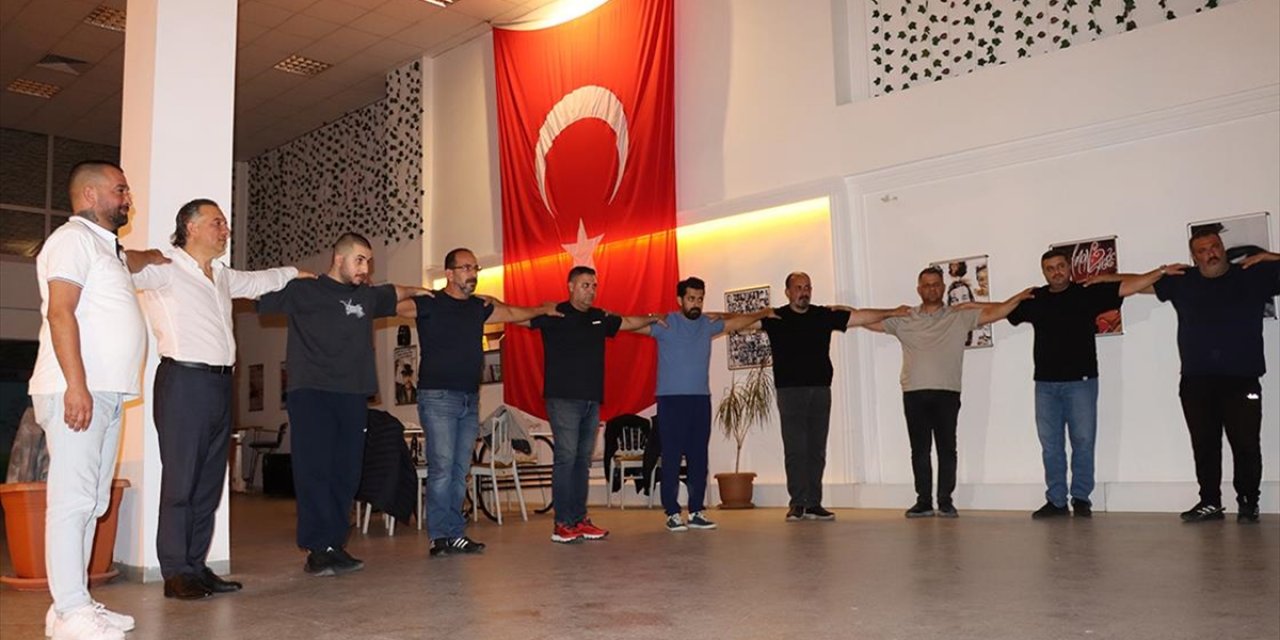 Erzincan Halk Oyunlarını Farklı Mesleklerdeki Arkadaş Grubu Geleceğe Taşıyor