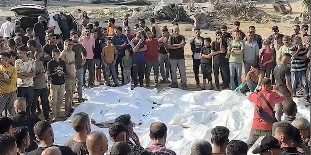 Gazze'de İsrail'in Katlettiği 120 Kişinin Naaşı Geçici Defnedildikleri Yerlerden Alınarak Mezarlığa Taşındı