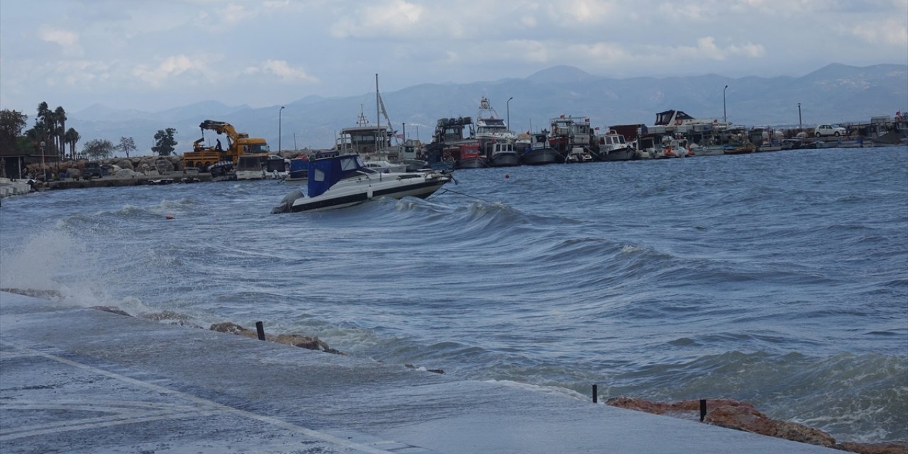 Edremit Körfezi'nde Etkili Olan Lodos Balıkçı Teknelerini Batırdı