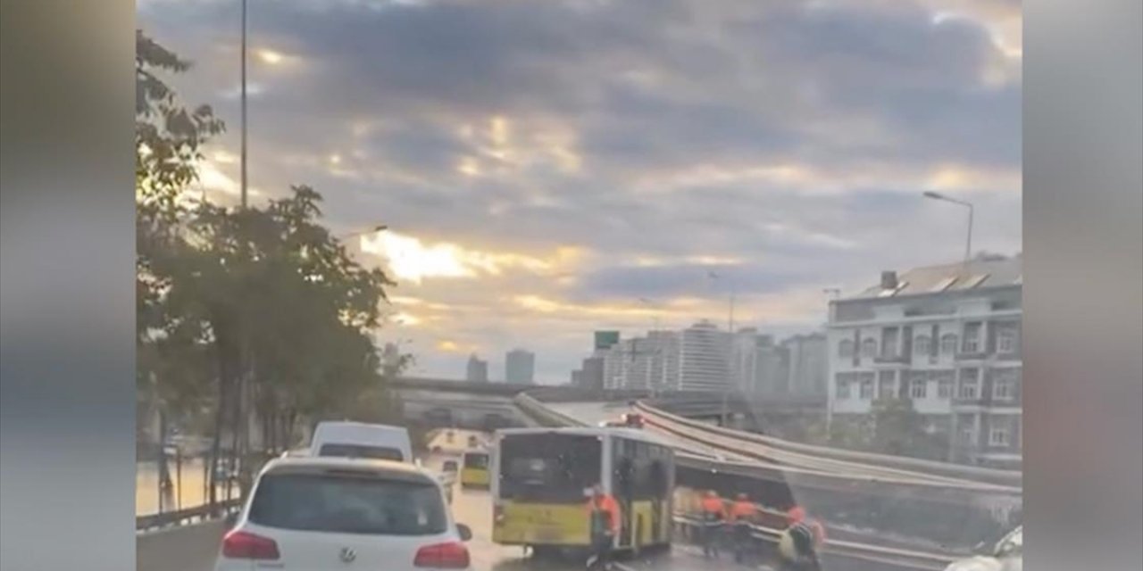 Kadıköy'de İett Otobüsünün Bariyerlere Çarptığı Kazada 2 Yolcu Yaralandı