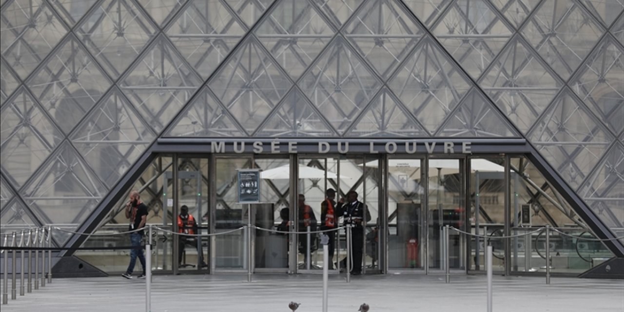 Fransa'da Soygunun Yapıldığı Louvre Müzesi'ndeki Bazı Mücevherler Merkez Bankasına Taşındı