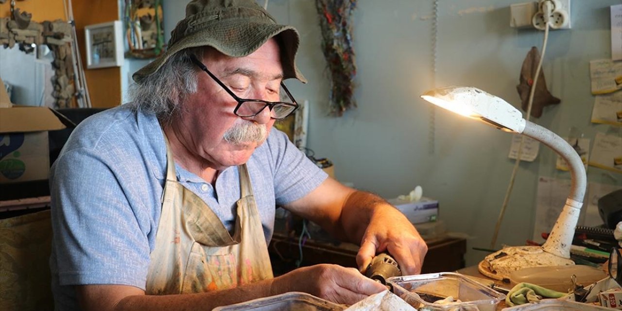 Denizin Sürüklediği Ağaç Ve Amforalar, Emekli Öğretmenin Elinde Hediyelik Eşyaya Dönüşüyor