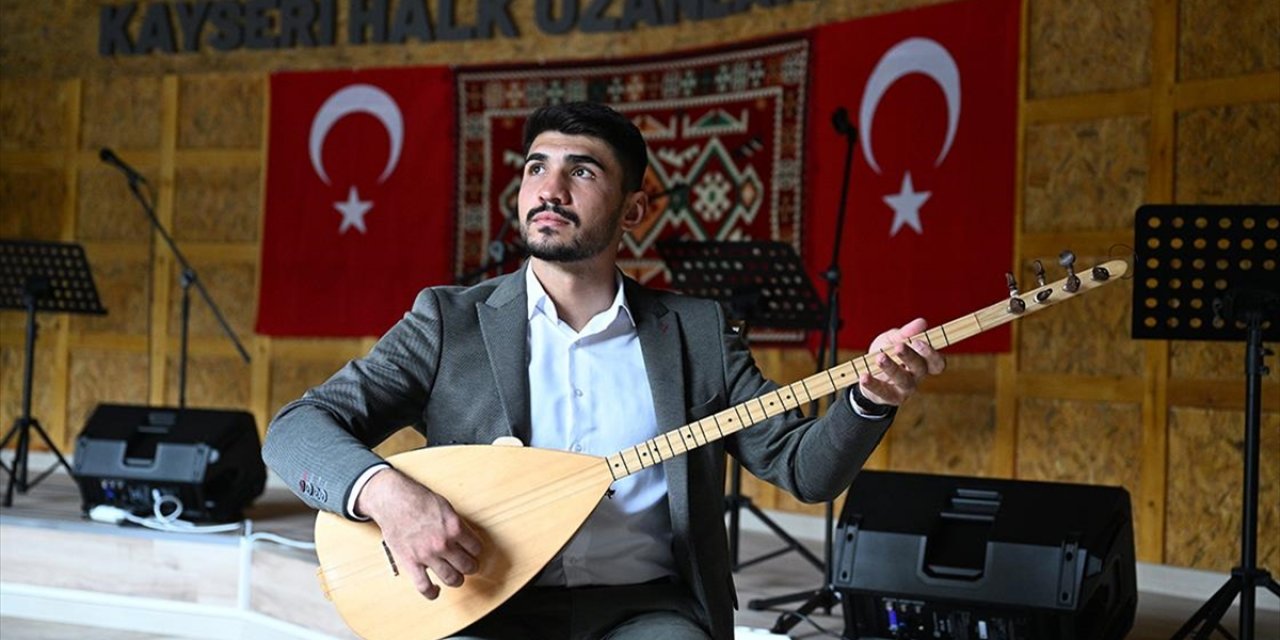 Annesinin 13 Yaşında Aldığı Sazla Diyar Diyar Gezip Aşıklık Kültürünü Yaşatıyor