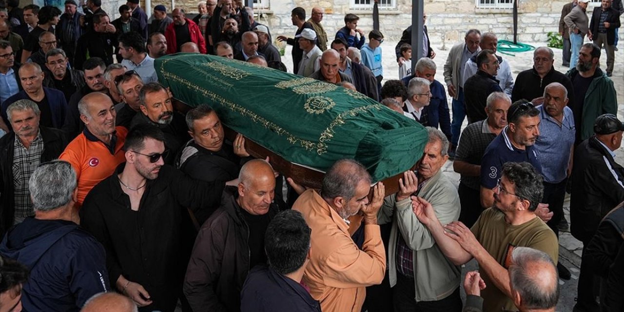 İzmir Foça'da Selde Kaybolan Kişinin Cenazesi Defnedildi