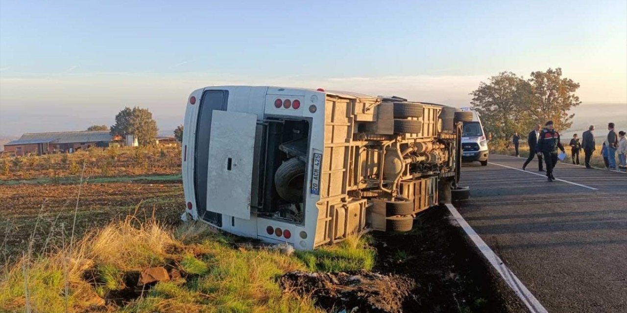 Uşak'ta Tarım İşçilerini Taşıyan Midibüsün Devrilmesi Sonucu 23 Kişi Yaralandı