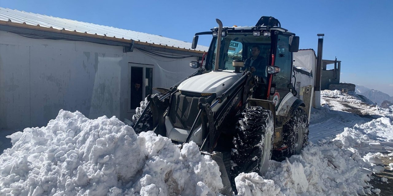 Hakkari'de Kar Nedeniyle Kapanan Üs Bölgesinin Yolu Açıldı