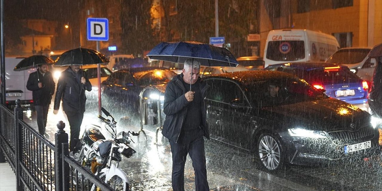 Depremin Merkez Üssü Sındırgı'da Sağanak Etkili Oluyor