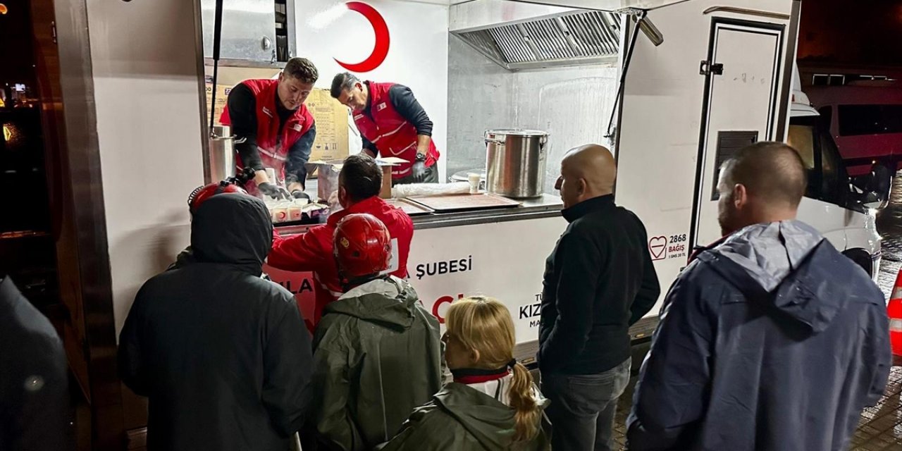 Türk Kızılay, Sındırgı'da Depremden Etkilenenlere Beslenme Desteği Veriyor