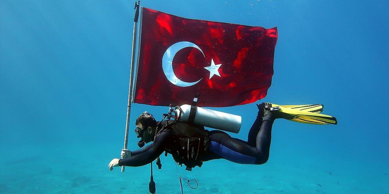 Fethiye'de Cumhuriyet Bayramı'nı Su Altında Bayrak Açarak Kutladılar