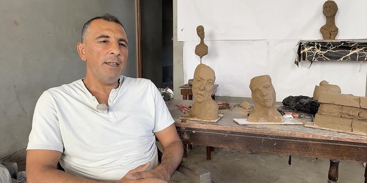 Filistinli Sanatçı, Gazze Halkının Saldırılarla Değişen Hayatlarını Heykellere Yansıtıyor