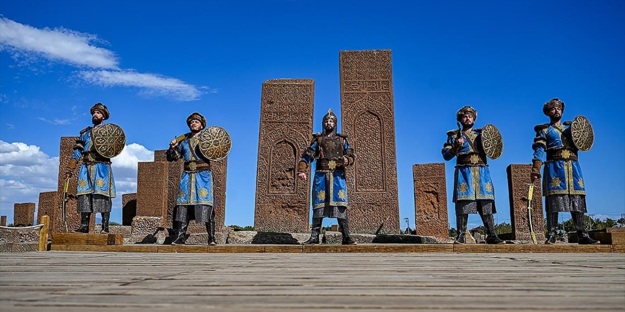 Jandarma Personeli Selçuklu Meydan Mezarlığı'nda "Saygı Nöbeti" Tutuyor