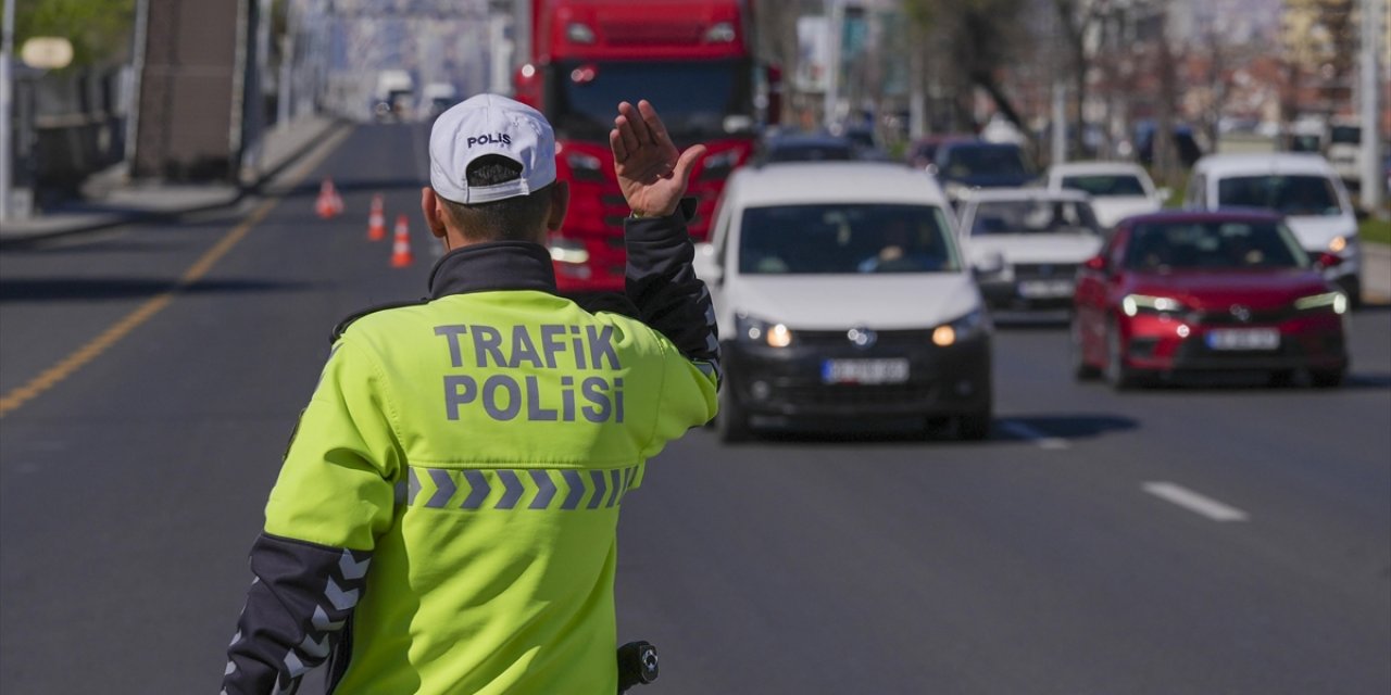 Ankara'da Cumhuriyet Bayramı Etkinlikleri Nedeniyle Yarın Bazı Yollar Trafiğe Kapatılacak