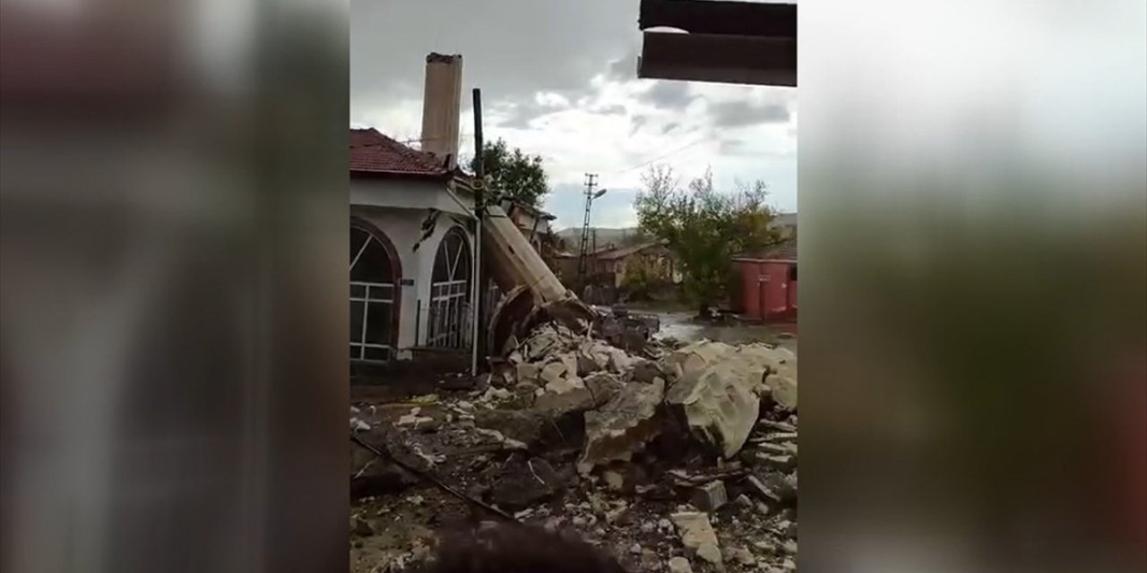 Ankara'da Etkili Olan Fırtına Nedeniyle Bir Caminin Minaresi Yıkıldı