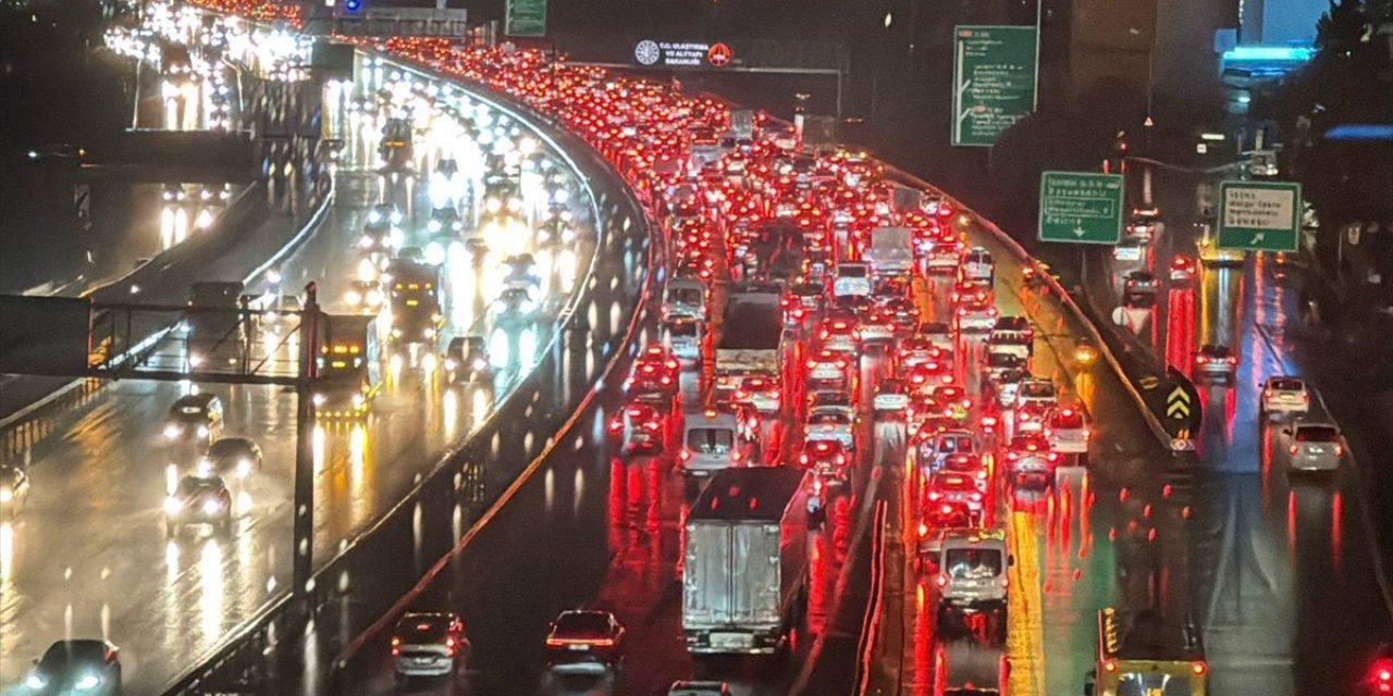 İstanbul'un Bazı Bölgelerinde Yağmur Etkili Oluyor