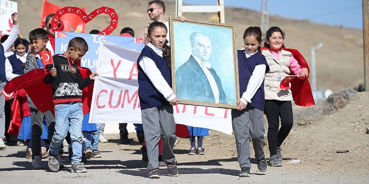 Sınır Köyünde Yürekleri Isıtan Cumhuriyet Coşkusu