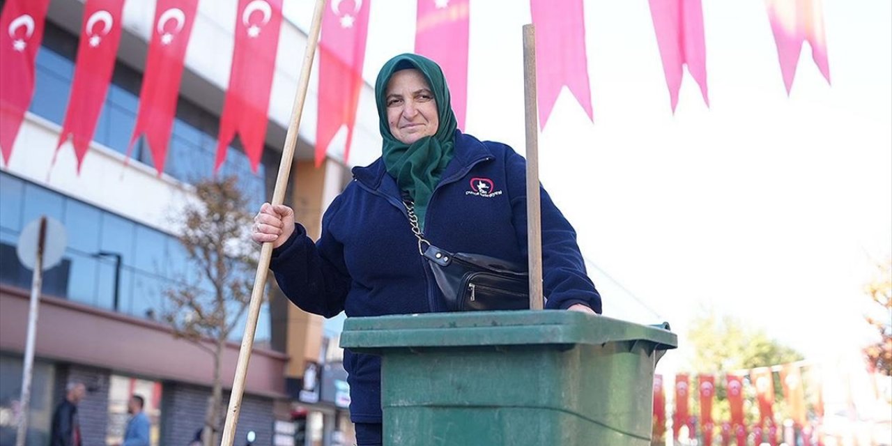 Temizlik İşçisi Sosyal Deneydeki Bayrak Hassasiyetiyle Gönüllere Dokundu