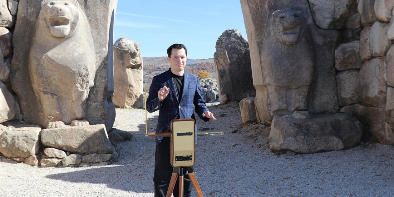 Dedesinin İcadı Temassız Müzik Aletini Tanıtmak İçin Dünyayı Geziyor