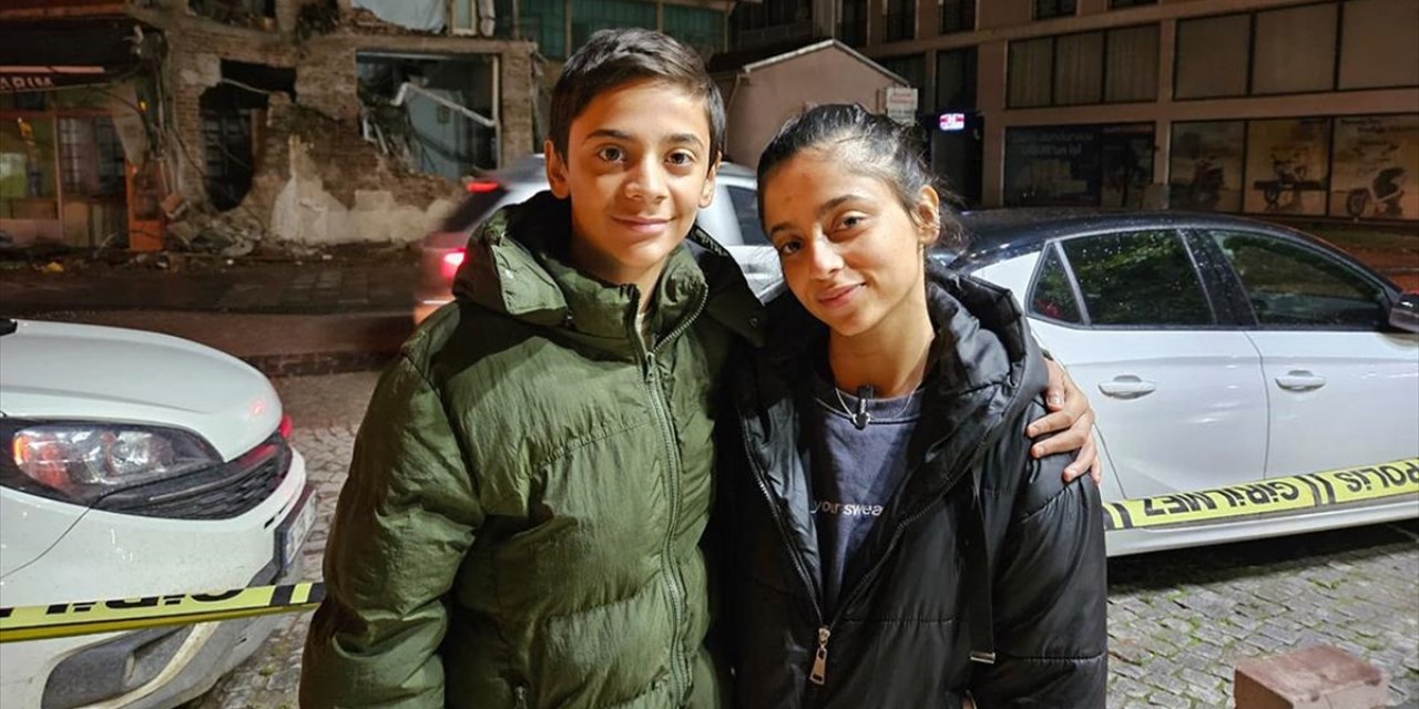 Sındırgı Depreminde Enkaz Altında Kalmaktan Son Anda Kurtulan Kardeşler O Anları Anlattı