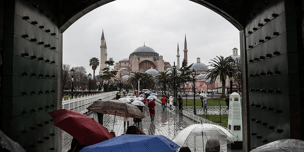 Yıl Sonunda 53 Milyon Yabancı Ziyaretçiye, 64 Milyar Dolar Turizm Gelirine Ulaşılması Bekleniyor