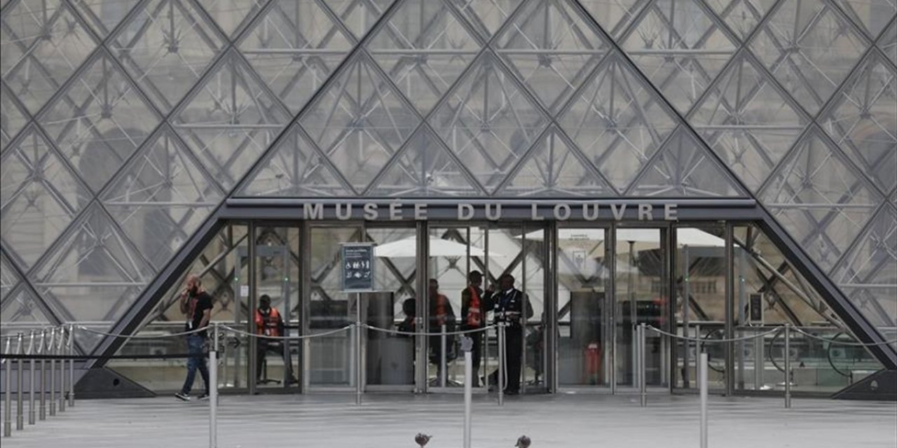Fransa'da Louvre Müzesi Soygunuyla Bağlantılı 2 Kişi Tutuklandı