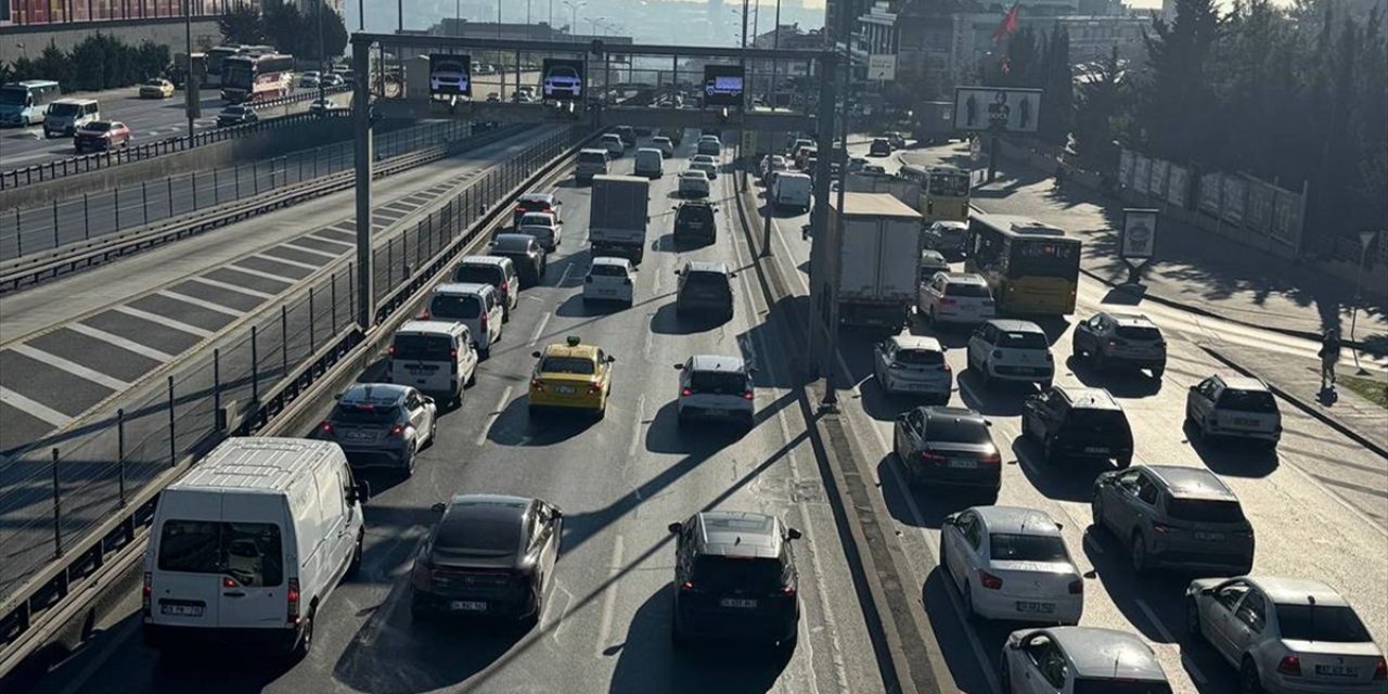 İstanbul'da Sabah Saatlerinde Trafik Yoğunluğu Yüzde 76'ya Çıktı