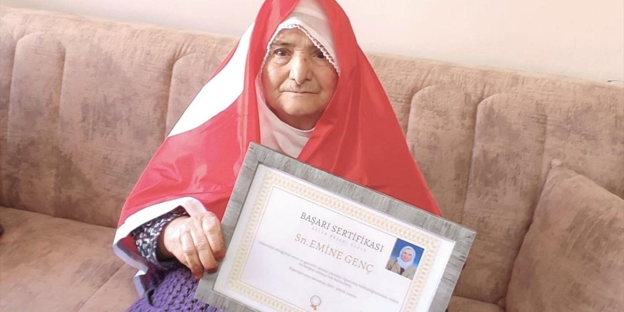 Malatya'da 88 Yaşında Okuma Yazma Öğrenen Kadına Başarı Belgesi Verildi