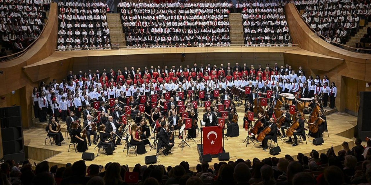 CSO İle Devlet Çoksesli Korosu "Cumhuriyet Bayramı Özel Konseri" Verdi