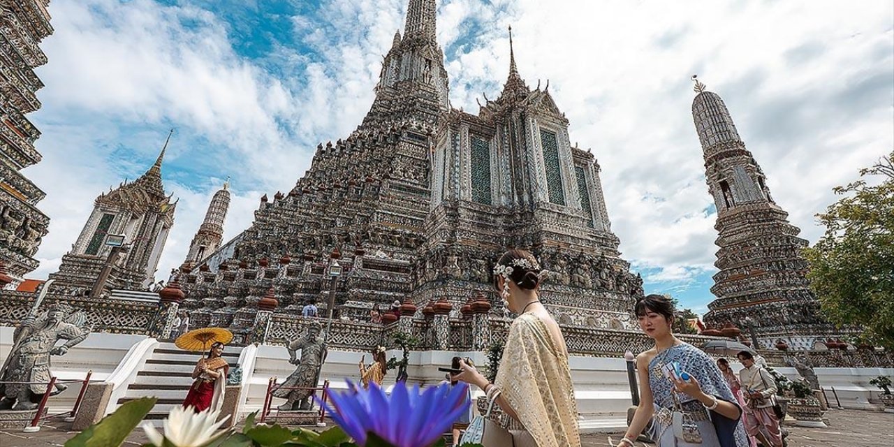 Tayland’ın Turistik Noktası Wat Arun Tapınağı, Ziyaretçilerini Ağırlıyor