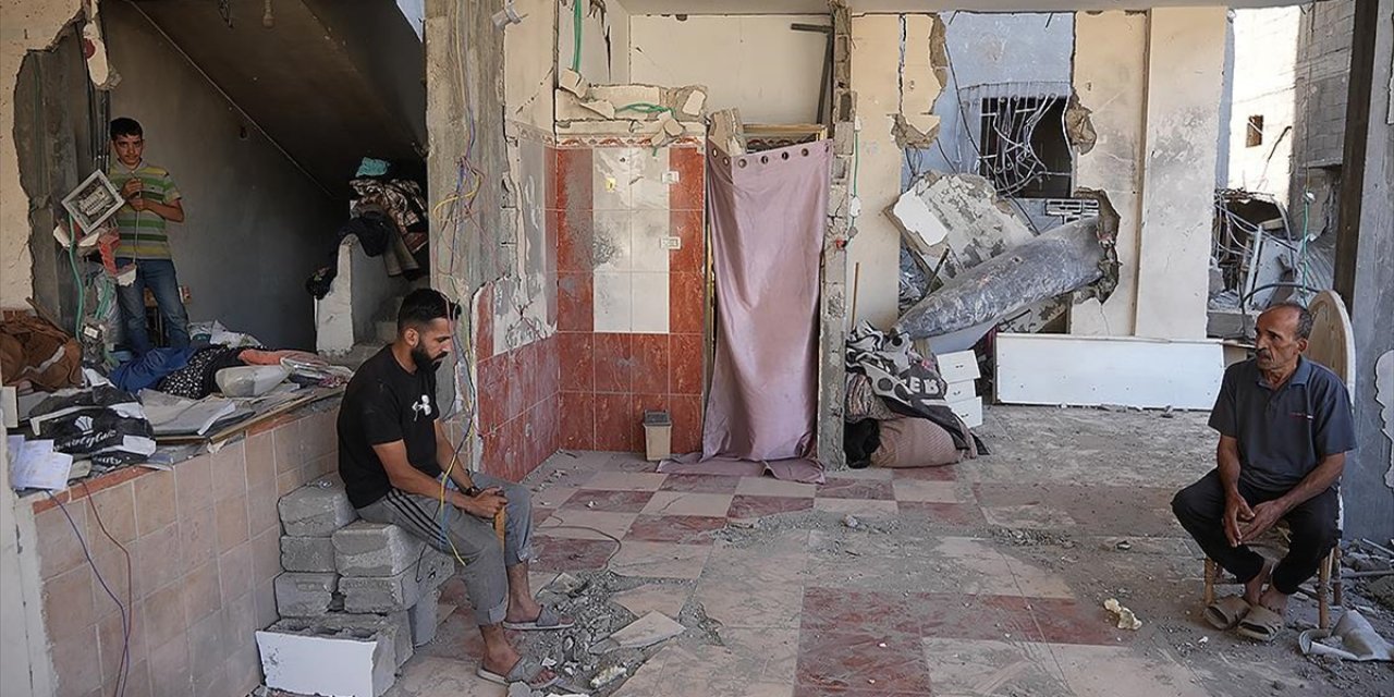 Gidecek Yeri Olmayan Filistinli Aile Evlerine Düşen "Patlamaya Hazır" Bombayla Yaşıyor