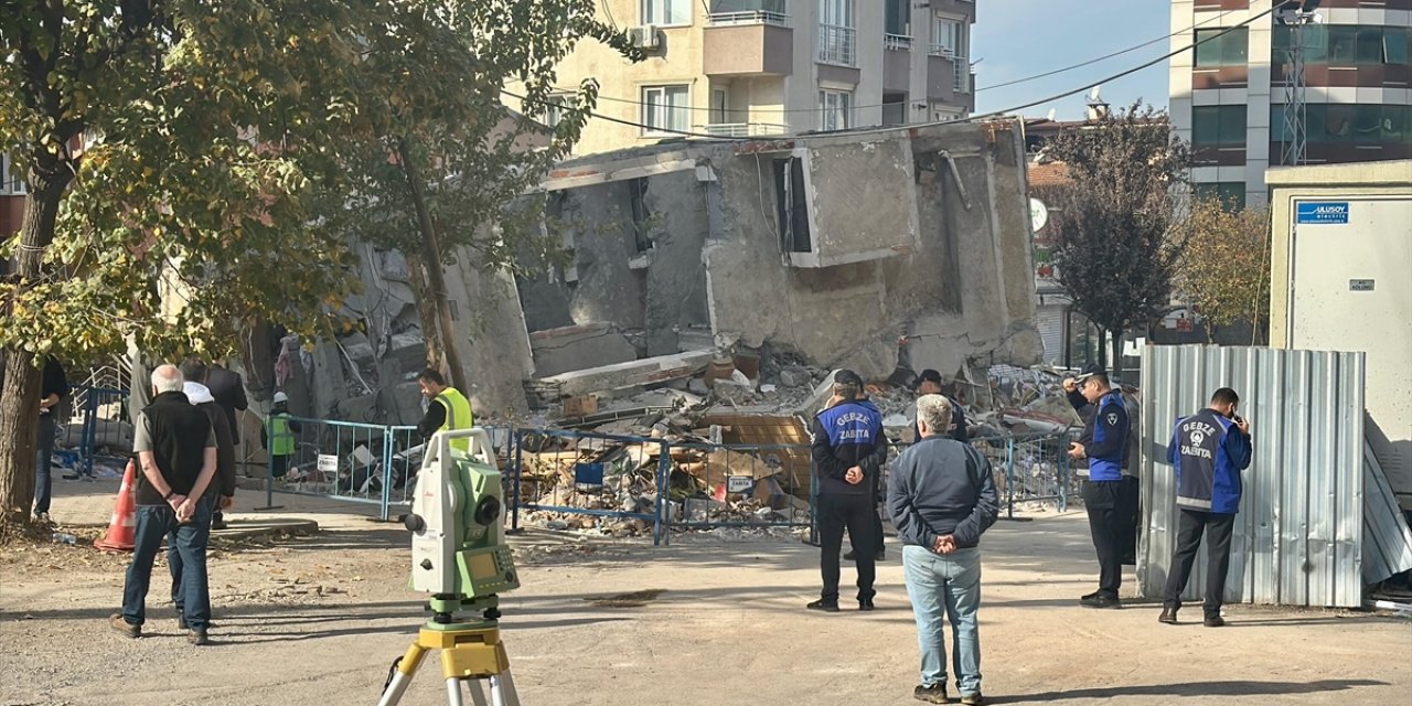 Kocaeli'de Çöken Binanın Enkazında Bilirkişi Heyetinin İncelemeleri Sürüyor