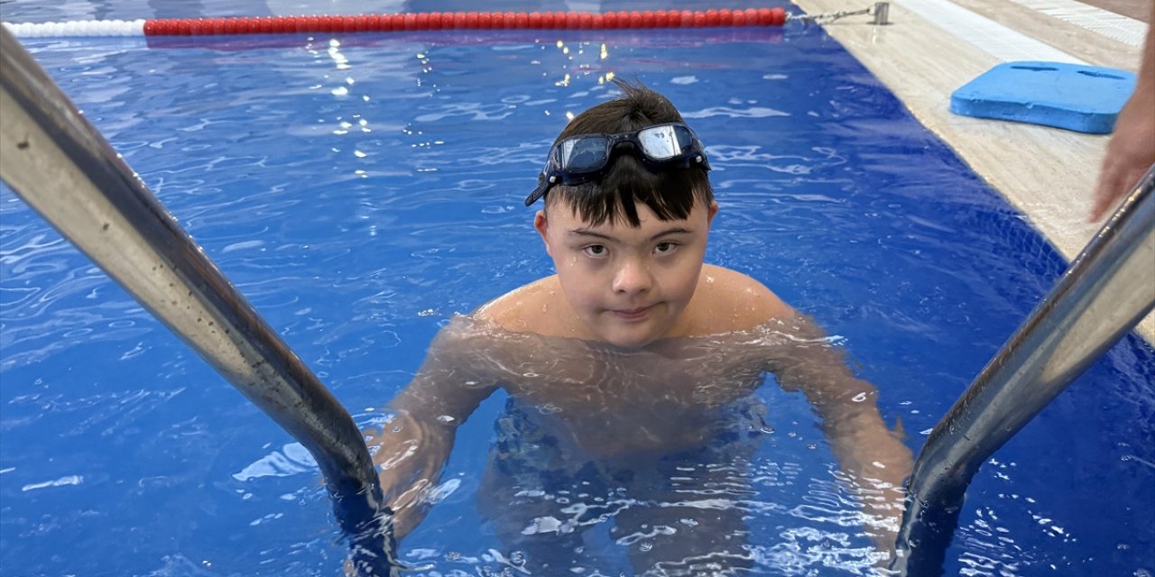 Down Sendromlu Kayra, 6 Yıldır Mutluluğa Kulaç Atıyor