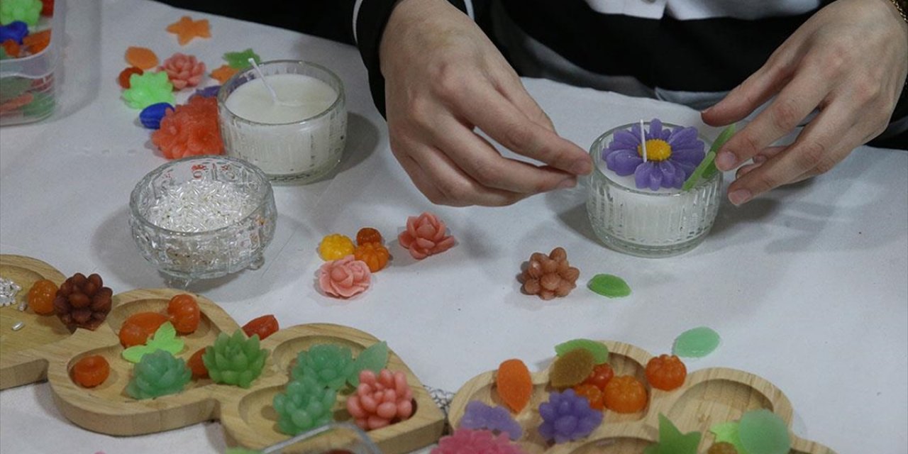 Tokat'ta Kadınlar Bir Araya Gelerek Sabun, Mum ve Takı Yapımını Öğreniyor
