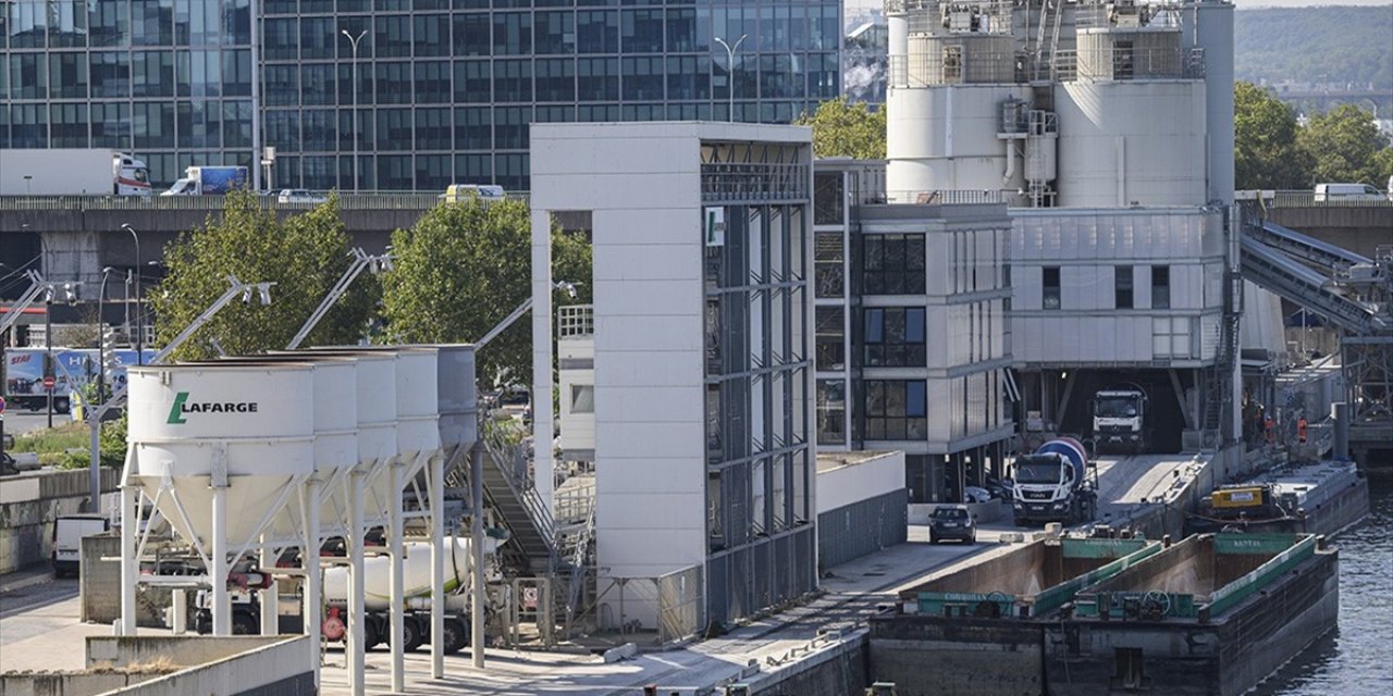 Fransız Çimento Devi Lafarge'ın "Terör Örgütünü Finanse Etmekten" Yargılandığı Dava Başladı