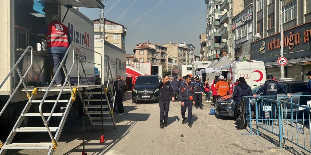 Kocaeli'de 7 Katlı Apartmanın Çöktüğü Bölgede Çalışmalar Sürüyor