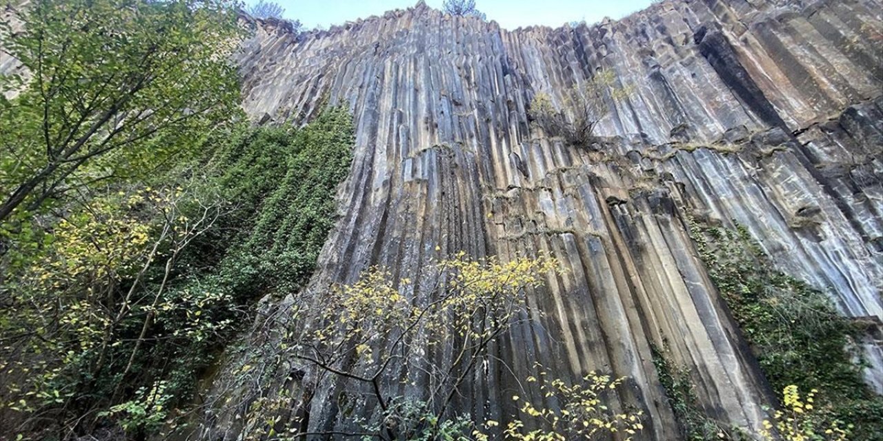 Sinop'ta Milyon Yıllık Bazalt Kayalıkları Sonbahar Renklerine Büründü