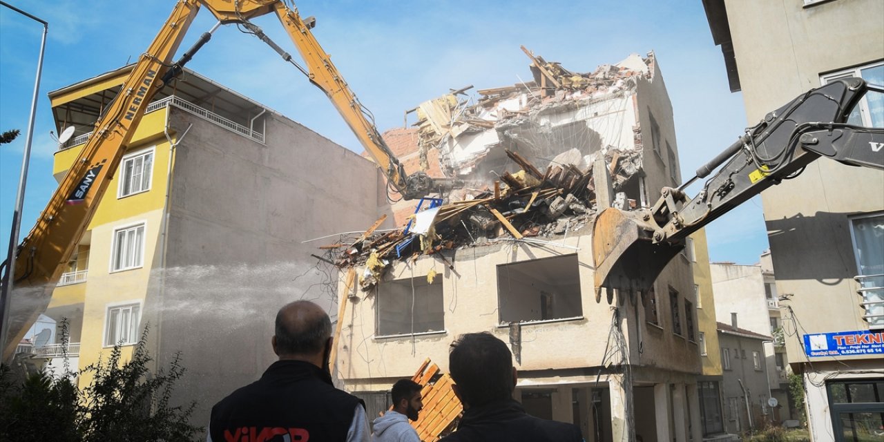 Sındırgı'da Ağır Hasarlı Binaların Yıkımı Ve Enkaz Kaldırma İşlemleri Devam Ediyor