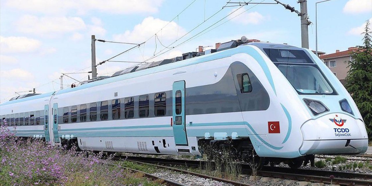 Türkiye'nin İlk Milli Hızlı Treninin Gelecek Yıl Raylara İnmesi Hedefleniyor