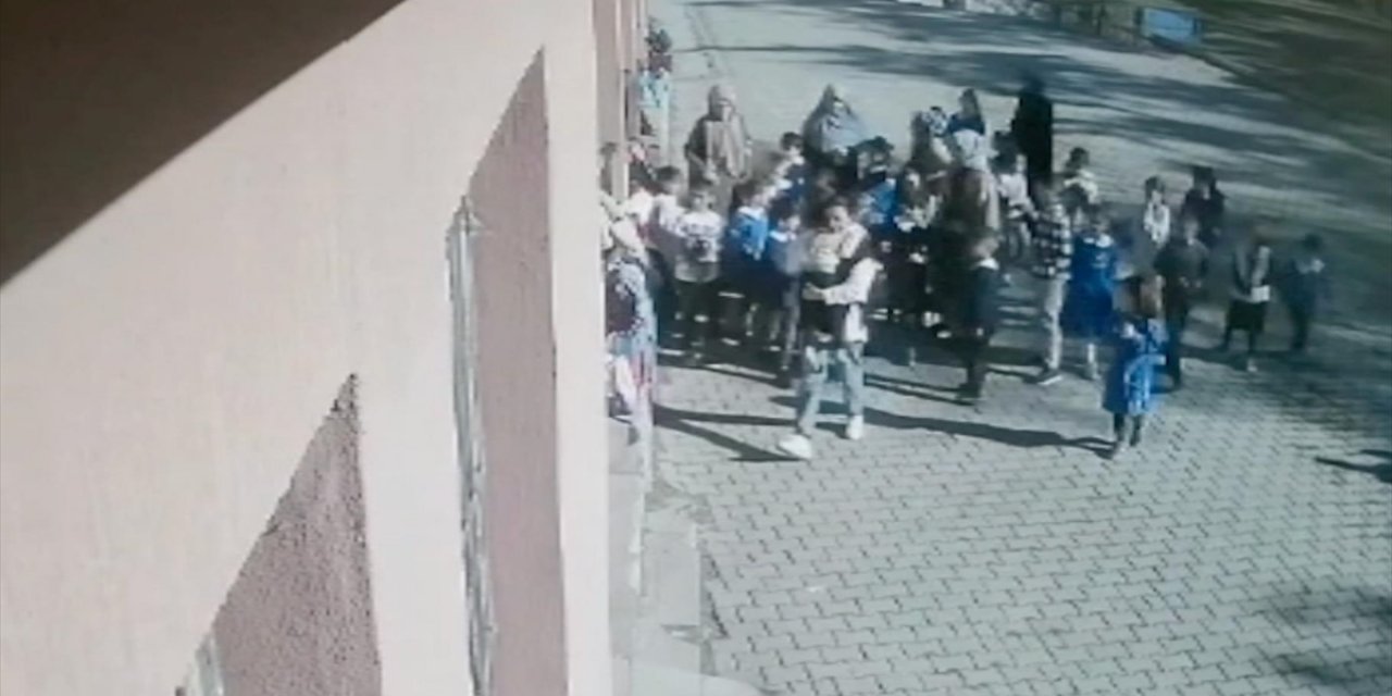 Ağrı'da Öğretmenler Boğazına Şeker Kaçan Çocuğu Heimlich Manevrasıyla Kurtardı