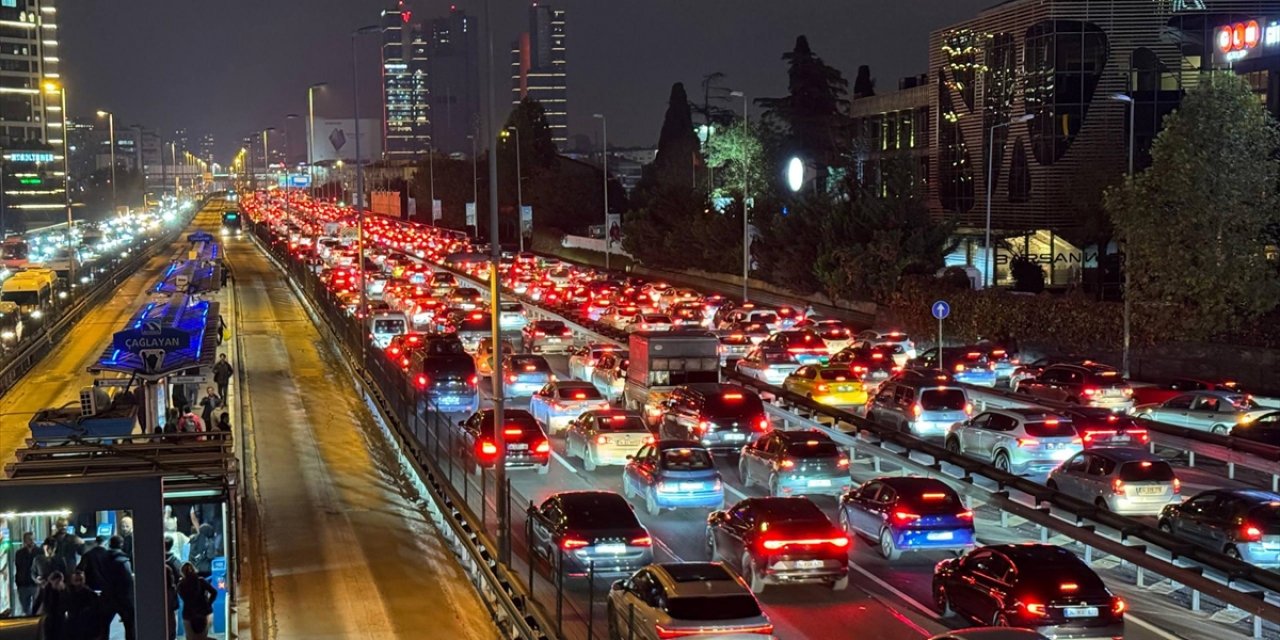 İstanbul'da Akşam Saatlerinde Trafik Yoğunluğu Yüzde 90'a Çıktı