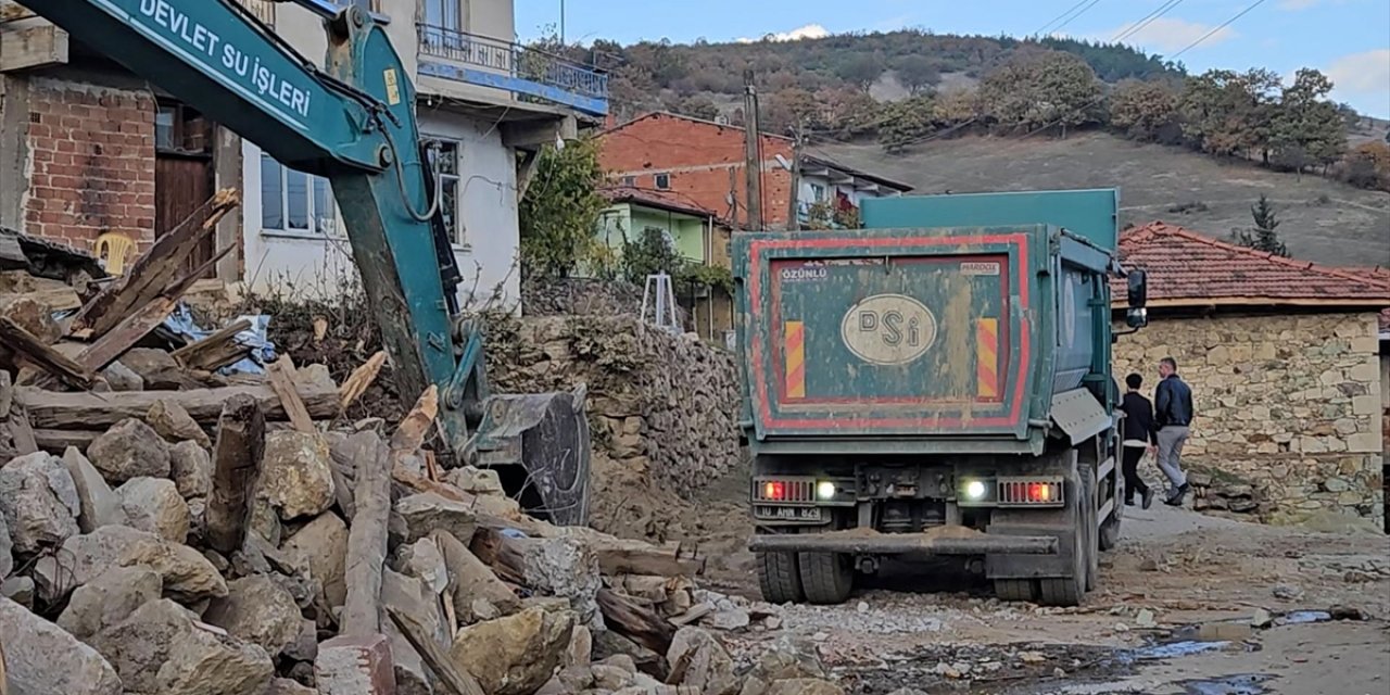 Sındırgı'da Ağır Hasarlı Yapıların Yıkımı Sürüyor
