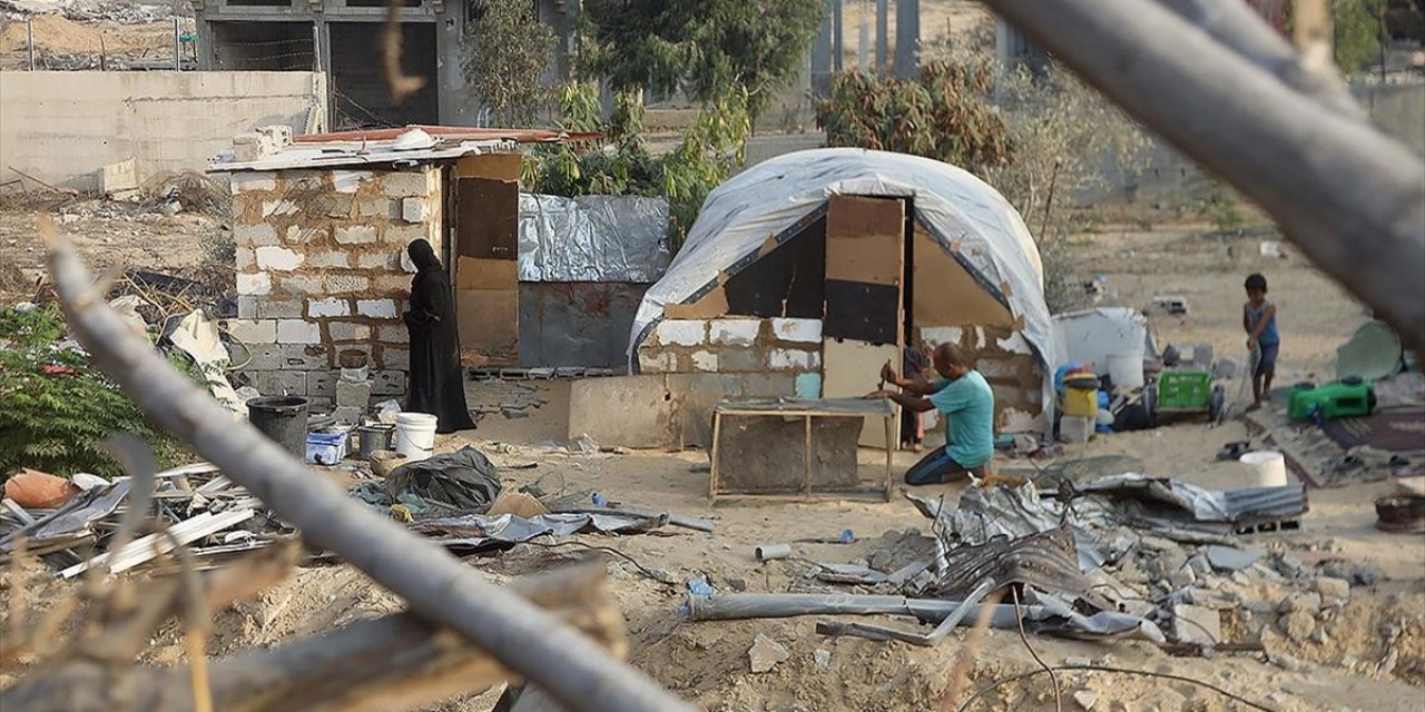 Gazzeliler, Enkazlardan Çıkardıkları Malzemelerle İsrail’in Yıktıklarını Yeniden İnşa Ediyor