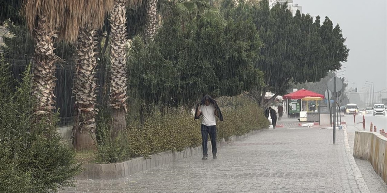 Antalya'da Kuvvetli Sağanak ve Rüzgar Hayatı Olumsuz Etkiliyor