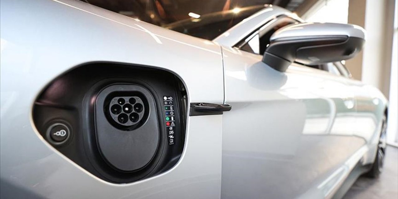 Geleneksel Motorlu Araç Satışları Düşerken, Elektrikliyle Hibritler Vites Yükseltiyor