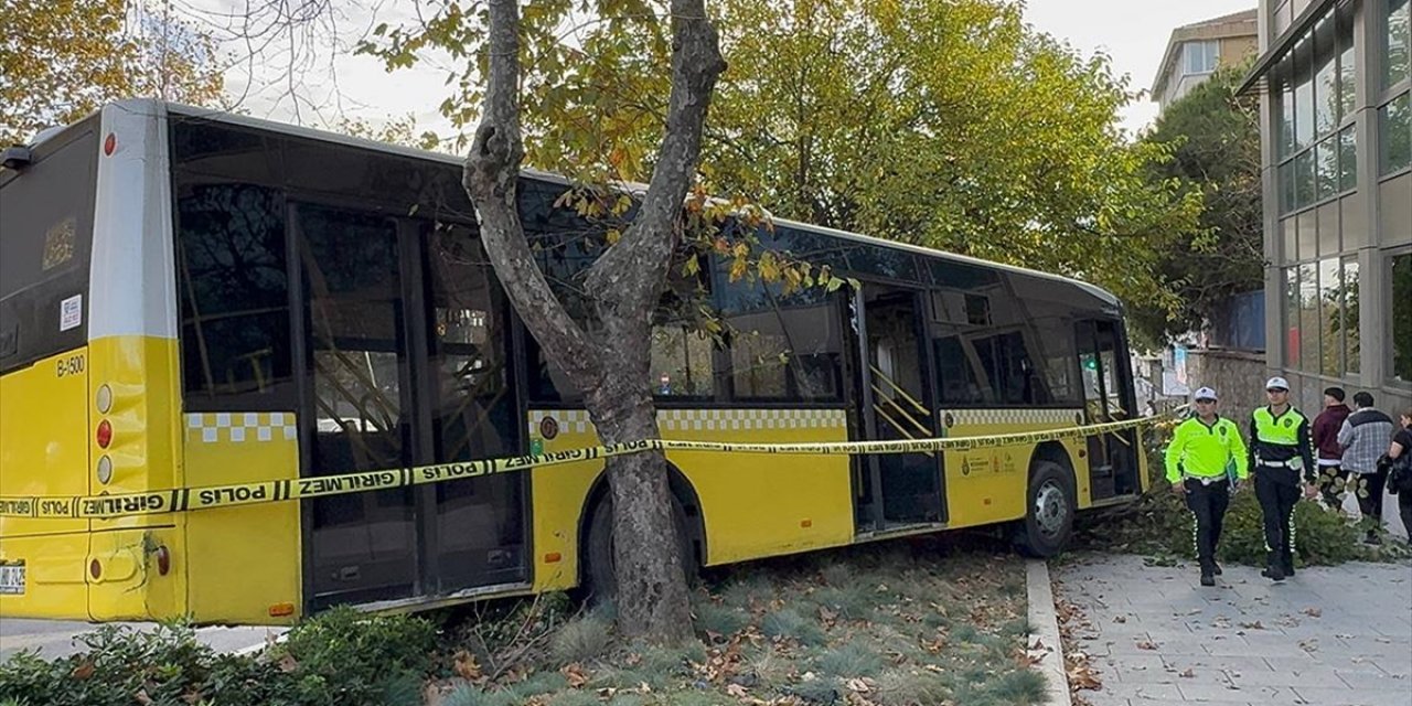 Beşiktaş'ta Şoförü Kalp Krizi Geçiren İett Otobüsü Kaldırıma Çıktı
