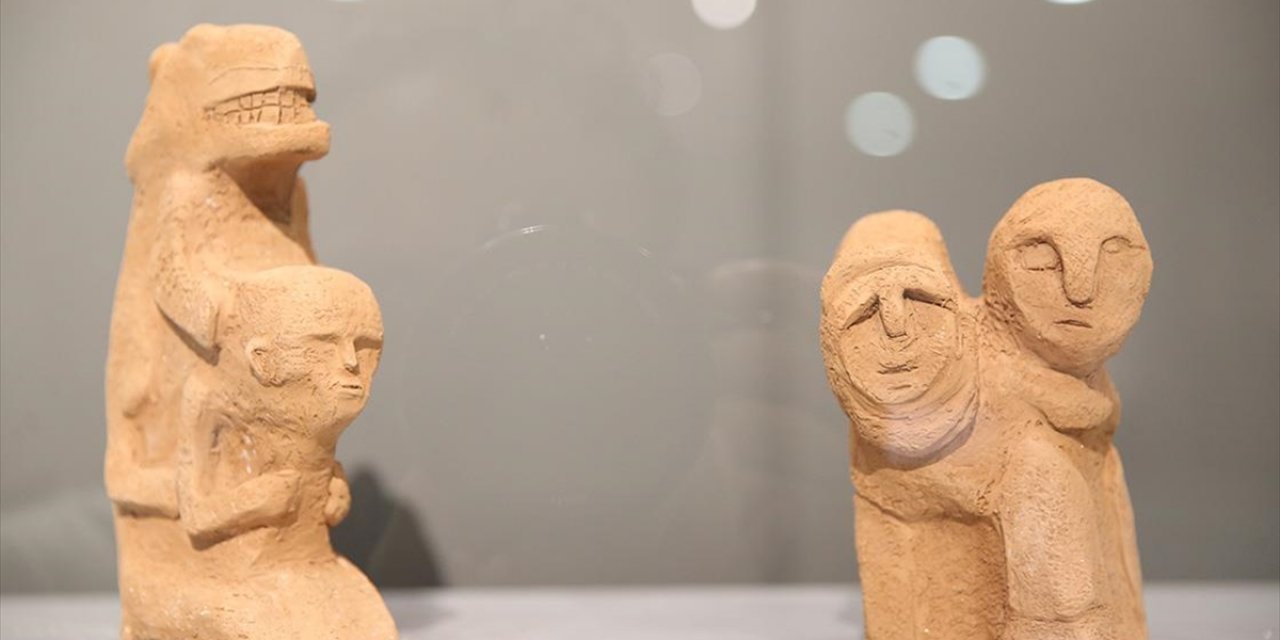 Ölen Kızının Hayalini Gerçekleştirmek İçin Neolitik Çağ Eserlerinin Replikasını Yaptı