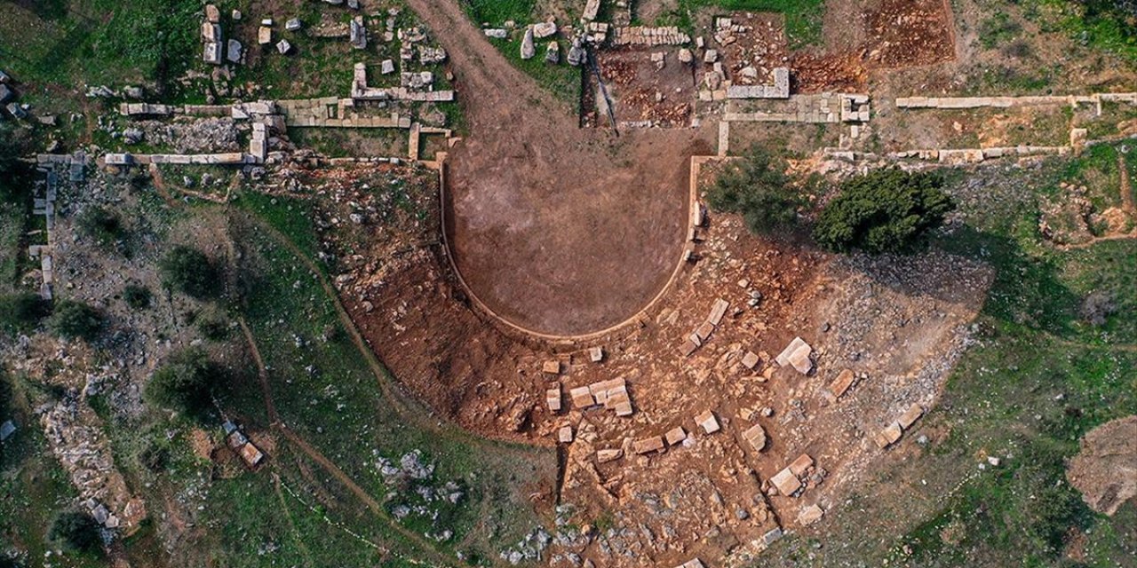 Gölyazı'daki Antik Tiyatroda Seyirci Basamakları Orijinal Yerlerine Yerleştiriliyor